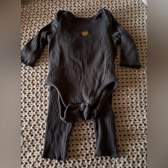 cute girl clothes lot 12-18m. Some clothes barely worn or not worn at all - Picture 10 of 13